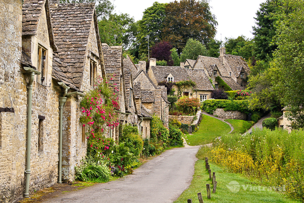 STONEHENGE – COTSWOLDS – STRATFORD UPON AVON 	
